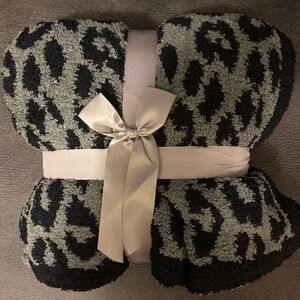 Barefoot Dreams Super soft “In the Wild” BLANKET BRAND NEW